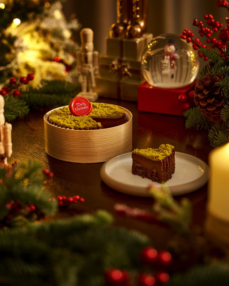 A beautifully decorated Christmas table setting by Fairmont Singapore