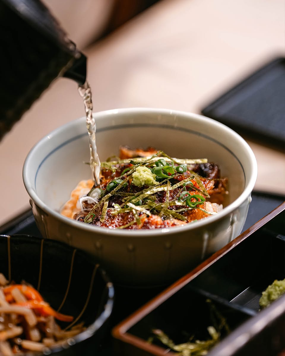 Hitsumabushi bowl with shredded seaweed and green vegetables