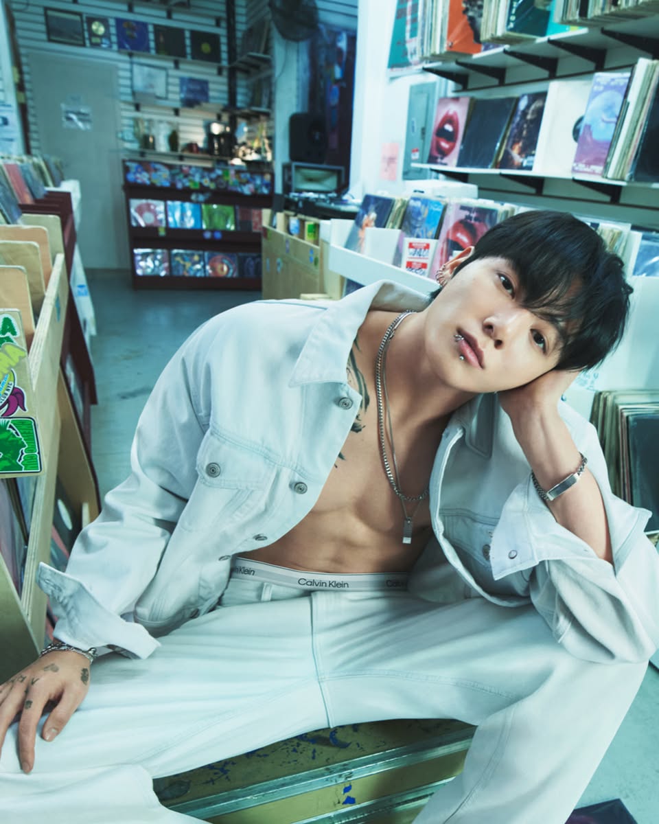 A close-up of the baggy denim fit from the Calvin Klein collection