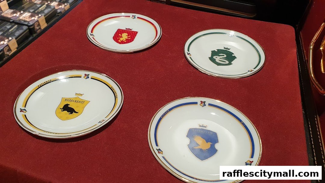 Four small decorative plates featuring Hogwarts house crests and mottos.