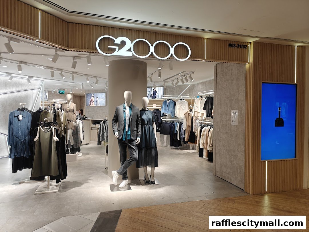 The entrance of a G2000 clothing store with mannequins displaying outfits and racks of apparel.
