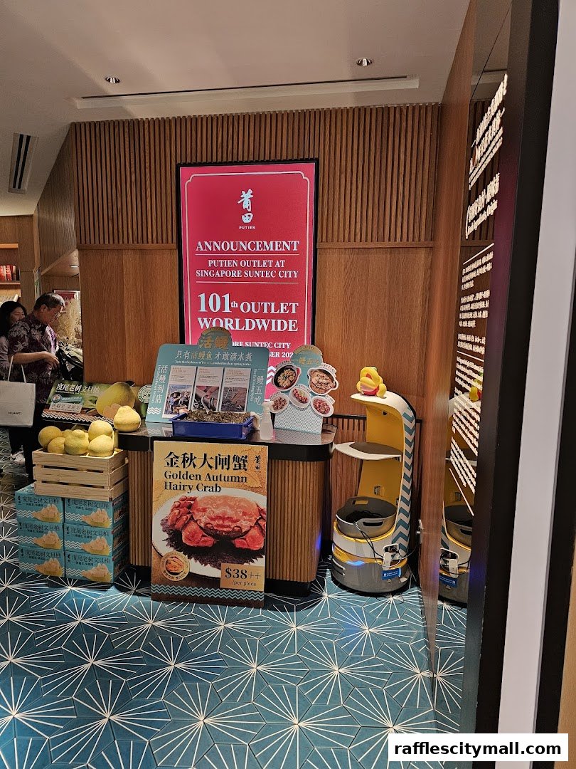 PUTIEN outlet announces its 101st worldwide opening with a display of hairy crab.