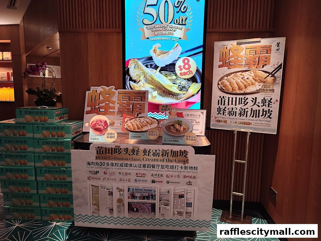 A display promoting PUTIEN's Duotou Clams with promotional posters and product boxes.