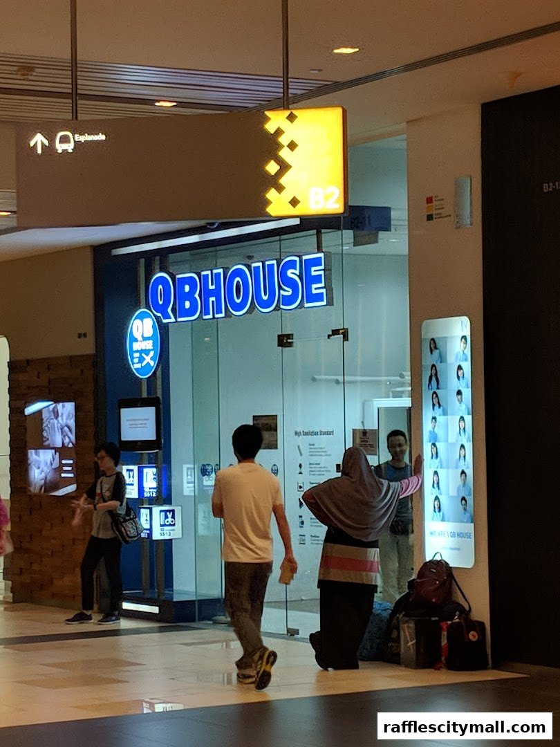 QB HOUSE shop front with people entering and exiting.