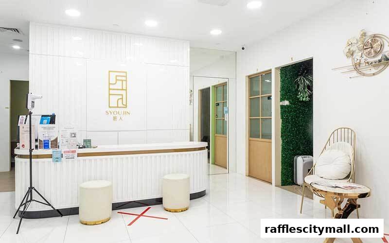 The reception area of Syoujin 匠人 features a white counter, seating, and decorative elements.